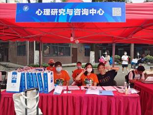 李佳航_迎新团队和新生合影